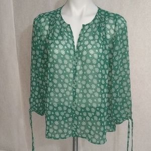 🐰 Be on Trend in this green blouse Sz L